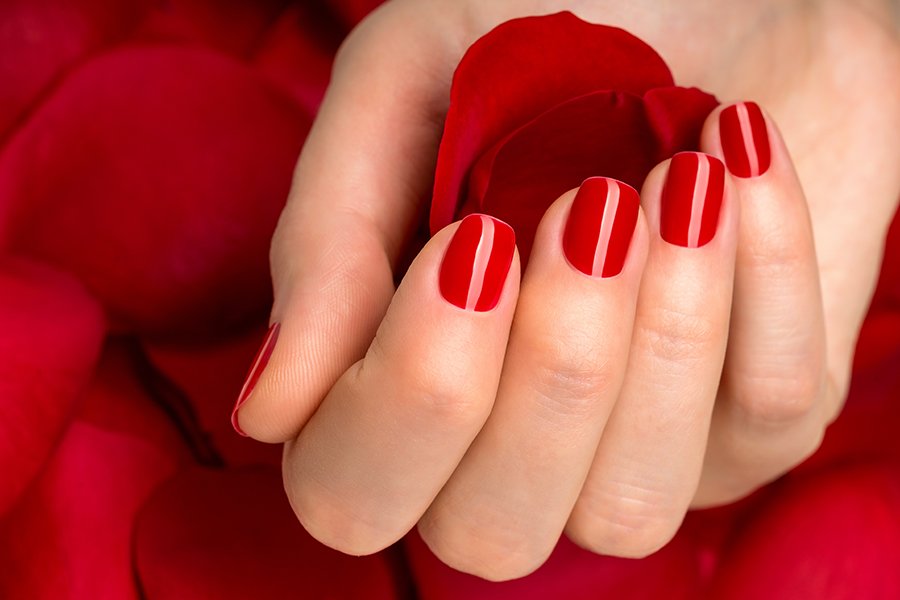ongles au vernis rouge